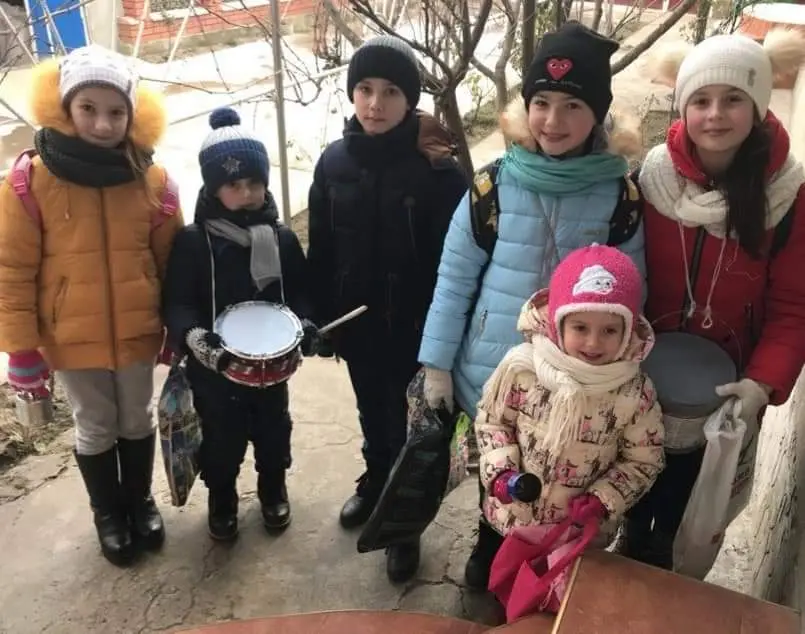 Дети колядуют на Хэй-Хэй